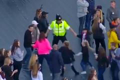 Srdečný moment tančícího policisty na koncertě v Manchesteru je hitem internetu