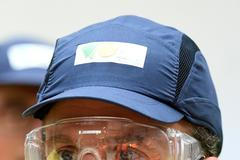 Emmanuel Macron navštívil během volební kampaně sklárnu.