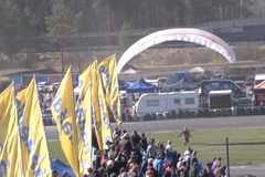 Paraglidista narušil závod dakarských speciálů na autodromu, přistál u závodní dráhy
