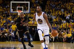 Kevin Durant uniká LeBronu Jamesovi ve finále NBA