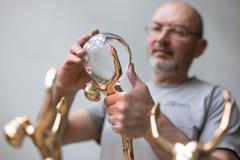 Podívejte se do výrobny cen pro Karlovarský filmový festival