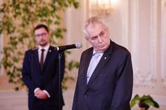 Otevřený střet Zemana a Sobotky. Nenesu vám demisi, řekl premiér. Prezident odešel předčasně
