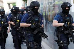 Ozbrojení policisté u Borough Market.