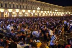 Ozval se výbuch dělobuchu a vypukla panika. Při sledování fotbalu v Turíně se zranilo tisíc lidí