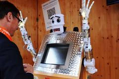 Církev jde s dobou. Sestrojila robokněze, který požehnání i vytiskne