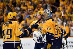 NHL, finále Nashville-Pittsburgh: radost hráčů Nashivillu -  Pekka Rinne (35),  Roman Josi (59)