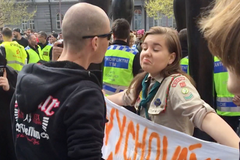 Skautka se postavila průvodu neonacistů