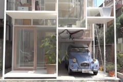 Průhledný dům v Tokiu je celý ze skla