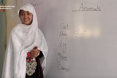 Pákistánská dívka v 17 letech vyvíjí software pro úřady. Podporuje ji celý svět