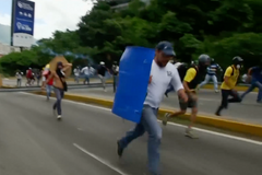 Ulice ve venezuelském Caracasu se změnily ve válečnou zónu