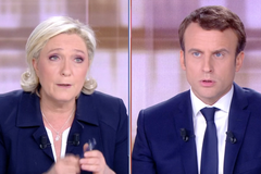 Ve vyhrocené televizní debatě plné osobních útoků triumfoval Macron