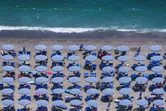 pláž moře slunečníky dovolená léto