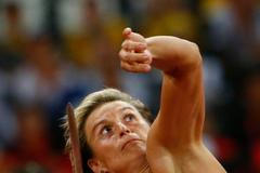 Česká oštěpařka Barbora Špotáková se raduje z vítězství na OH 2012 v Londýně.
