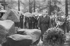 Václav Havel u památníku v Letech u Písku