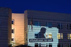 Aktivisté Greenpeace v noci promítali kritiku Donalda Trumpa na budovu amerického velvyslanectví v Berlíně.