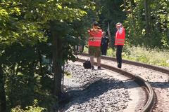 Provokace, nebo pokus o teror? Podívejte se na místo, kde narazil vlak do stromu