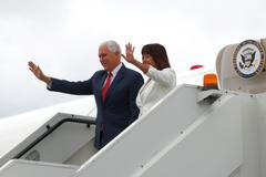 Mike Pence a jeho žena Karen na letišti v Talinnu