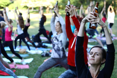 Pozdrav piva s lahví v ruce. Brno láká na osvěžující cvičení jógy