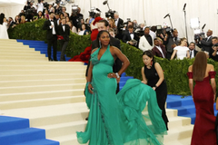 Těhotná Serena Williamsová předvedla bříško v róbě od Versaceho