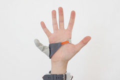 Šest prstů na jedné ruce. Vynález studentky pomůže s hraním na kytaru i vymačkáním citronu