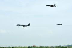 Americký bombardér B-1B bomber a korejské stíhačky F-15K