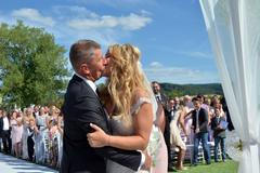 Fotky: Ano, novomanželský polibek a protesty za branou Čapího hnízda. Andrej Babiš se ženil