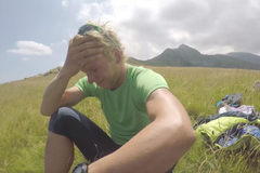 Dvanáctý den závodu proletěl Mayer zakázaným územím. Chyba ho dohnala k slzám