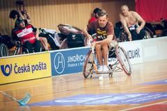 Karel Poborský si vyzkoušel florbal na vozíku