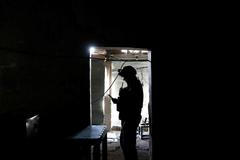 Irácký voják obhlíží továrnu, kde Islámský stát vyráběl munici.