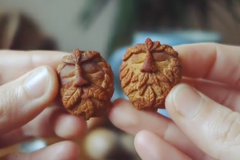 Dívka vyrábí postavičky z pecek od avokáda