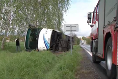 Na Mladoboleslavsku se převrátil autobus s dětmi. Šest jich utrpělo zranění