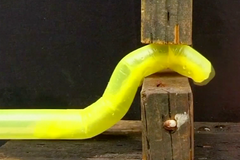 Pronikne i do malé škvíry a unese 100 kilo. Nový robot vypadá jako had