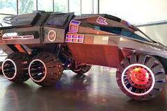 Připomíná auto od Batmana. NASA bude na Marsu jezdit s astronauty tímto obrem