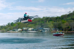 Nová hračka pro dospělé. S osobním vznášedlem budete létat jako pták, ale jen nad vodou