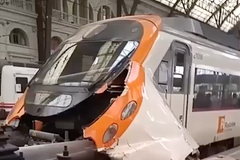 Vlak v Barceloně narazil do zarážedla