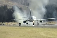 Turisté uvízli na Machu Picchu. Stávkující učitelé házeli před letadlo kameny
