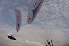 Devátý den závodu Stanislav Mayer přistál s paraglidem v koruně stromu