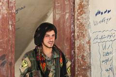 Kurdský voják z YPG v Rakce.