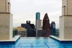 Bazén na střeše USA