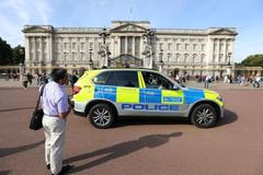 Policejní hlídka před Buckinghamským palácem.