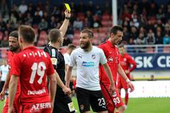 EPL, Brno-Plzeň: rozhodčí Pavel Orel dává žlutou kartu Marku Bakošovi