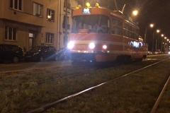 Když nastanou letní noci, slavná mazací tramvaj promění svůj vzhled. Podívejte se