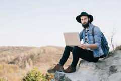 hipster s notebookem na dovolené na výletě v přírodě