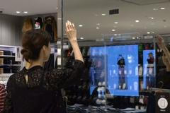 Chytré zrcadlo v obchodě poradí s nákupem oblečení. Novinku mají zatím jen v Japonsku