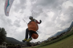 Mraky donutily Stanislava Mayera k výstupu. Nakonec sletěl paraglidem