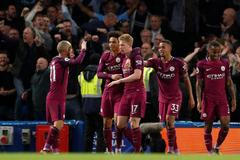 De Bruyne z Manchesteru City se raduje se spoluhráči z branky v utkání proti Chelsea