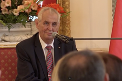 Zeman mluvil s velvyslanci. Žádal o ekonomickou diplomacii a stěžoval si na NATO