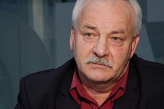 Společnost je nervózní, lidé nevědí, co se s nimi děje, neutralita by Čechy uklidnila, tvrdí Adámek