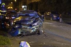 Řidič UBERU havaroval v pražských Dejvicích. Zdemoloval sedm aut