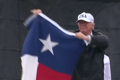 Donald Trump hovoři k lidem z texaského Corpus Christi.